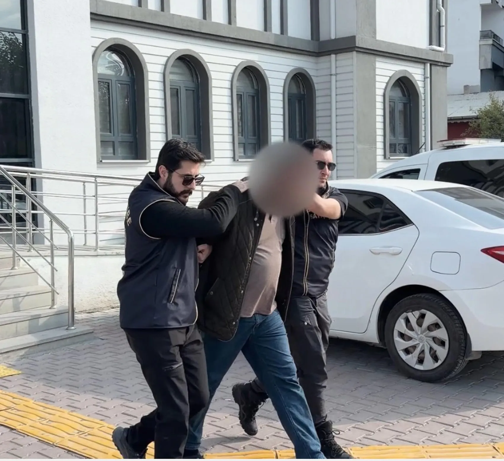 Iğdır'da bıçaklı gasp dehşeti: 6 saatlik kamera kaydı şüpheliyi ele verdi
