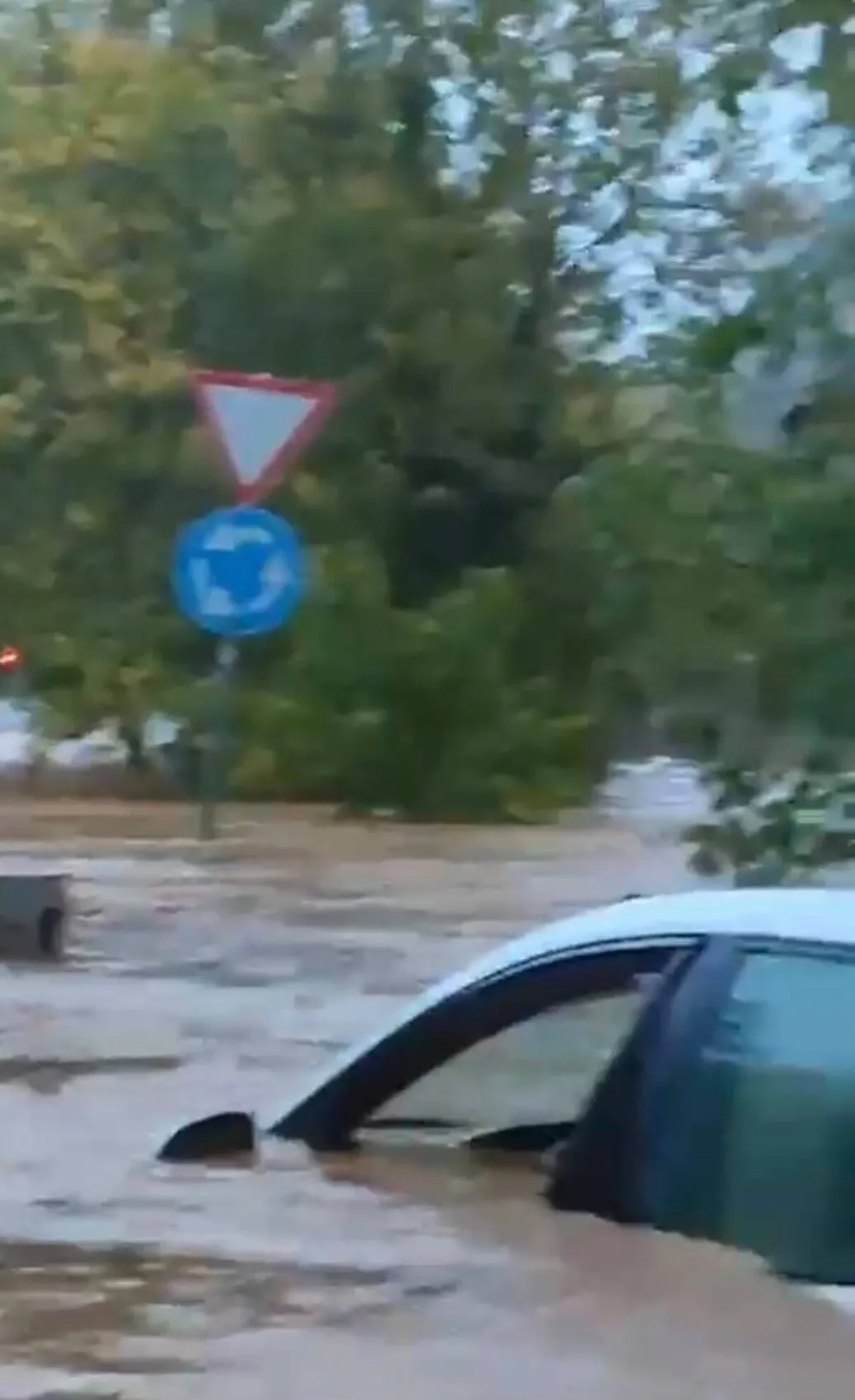 Beykoz'da aniden bastıran sağanak sürücülere zor anlar yaşattı: Araçlar sulara gömüldü
