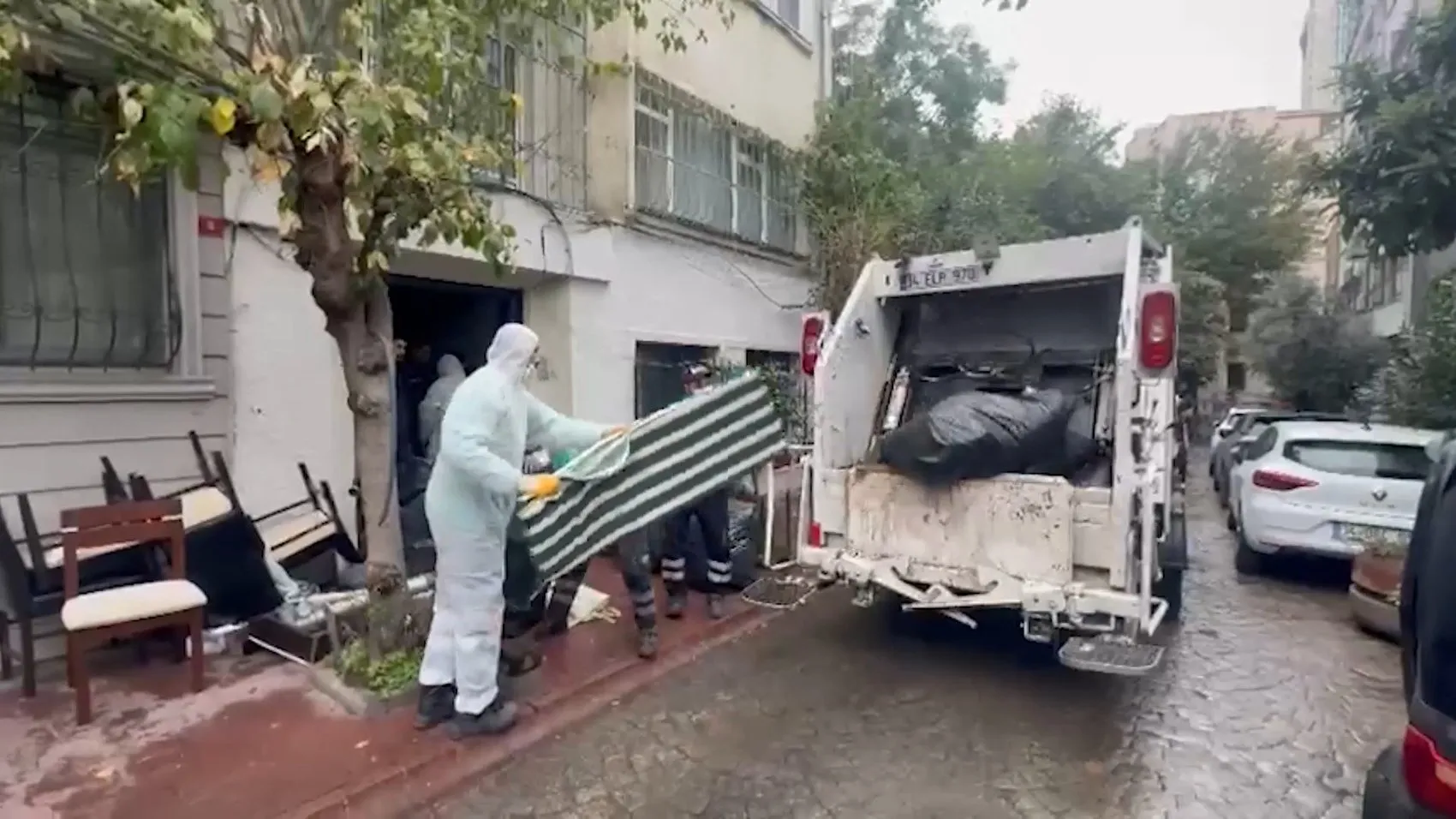 Cihangir'de çöp ev alarmı: Tonlarca atık mahalleliyi canından bezdirdi
