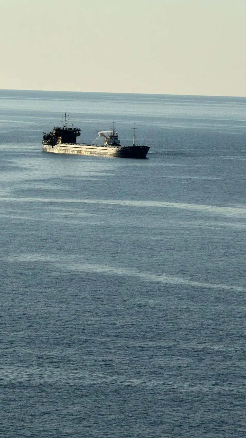 Karadeniz'in ortasında insansız kalan gemi Giresun kıyılarına demir attı