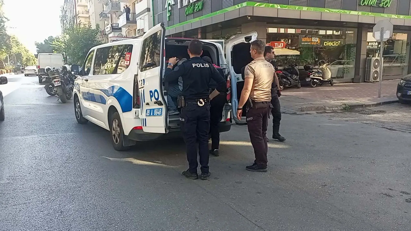 Nazilli sokaklarında nefes kesen kovalamaca: Poşeti atıp kaçmaya çalıştılar