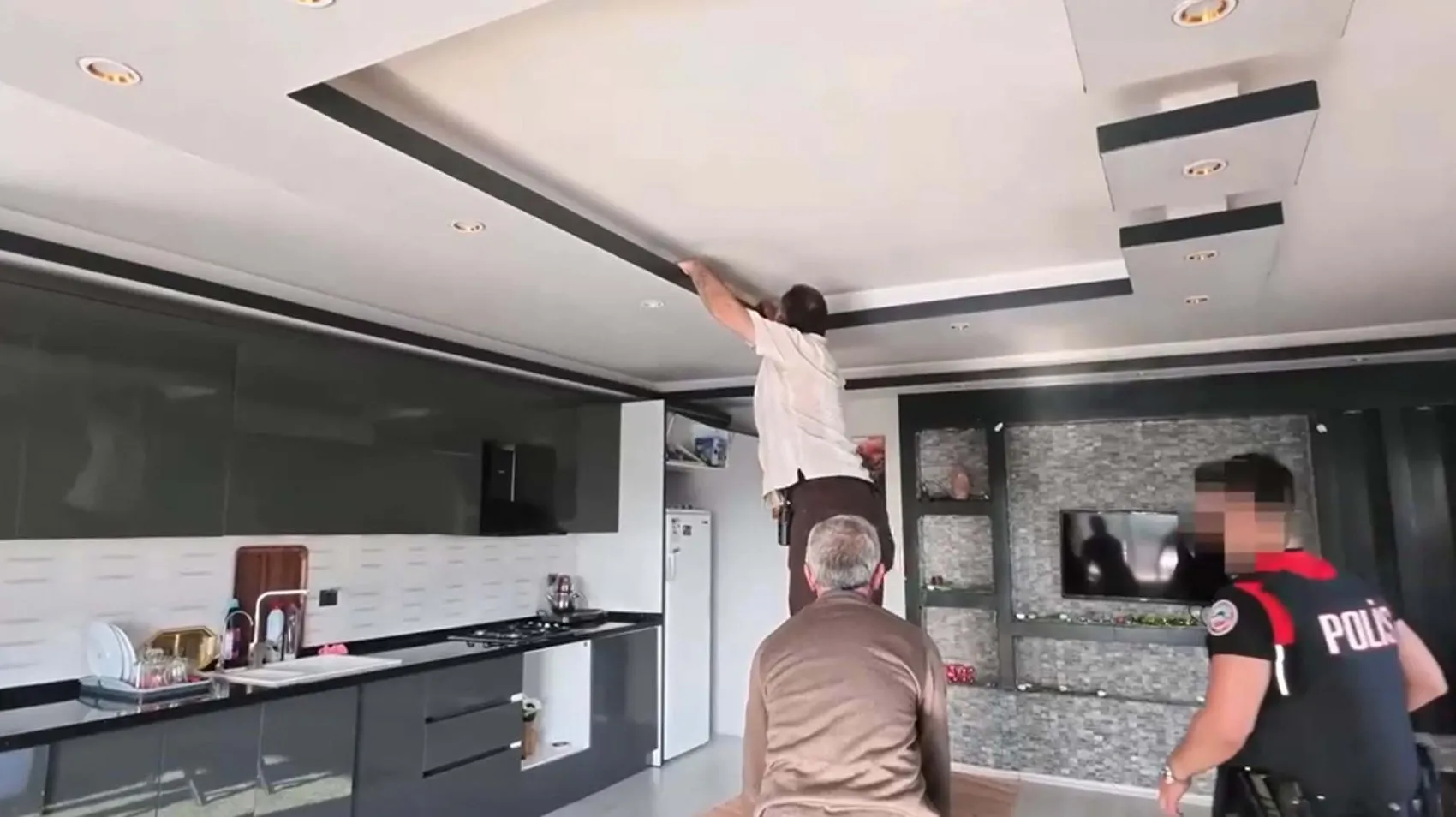 Dokuz yıllık kaçış bungalov evde bitti: On altı ayrı suçtan aranıyordu