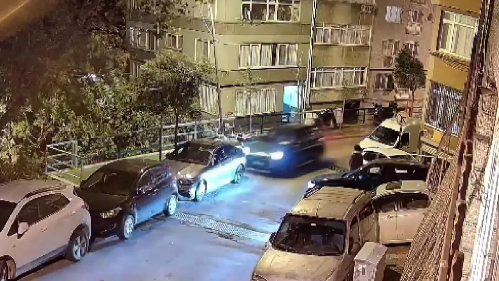 Beşiktaş'tan Şişli'ye uzanan alkollü kaçış: Park halindeki araçları birbirine kattı
