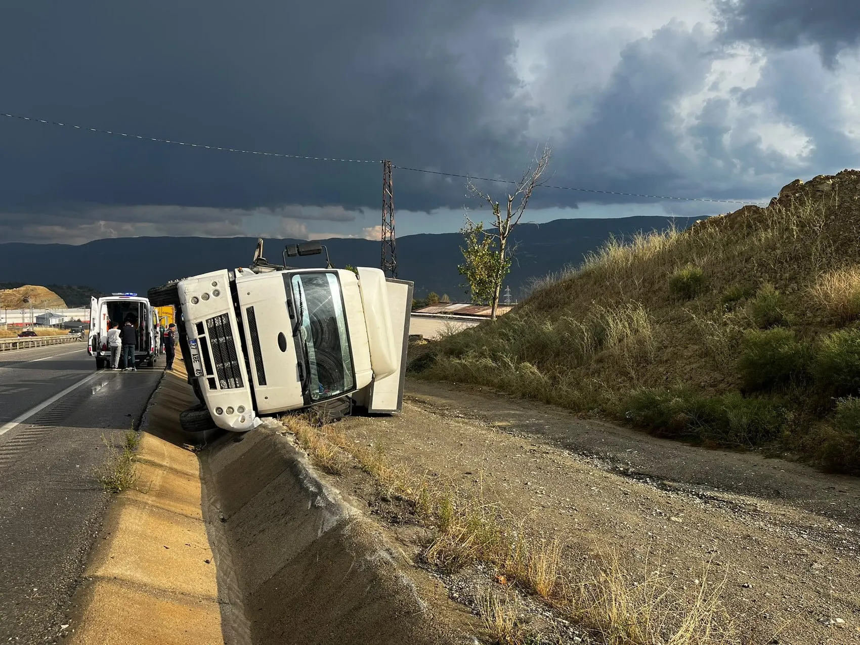 Kastamonu'da dehşet anları kamerada: Kamyon yolda savruldu