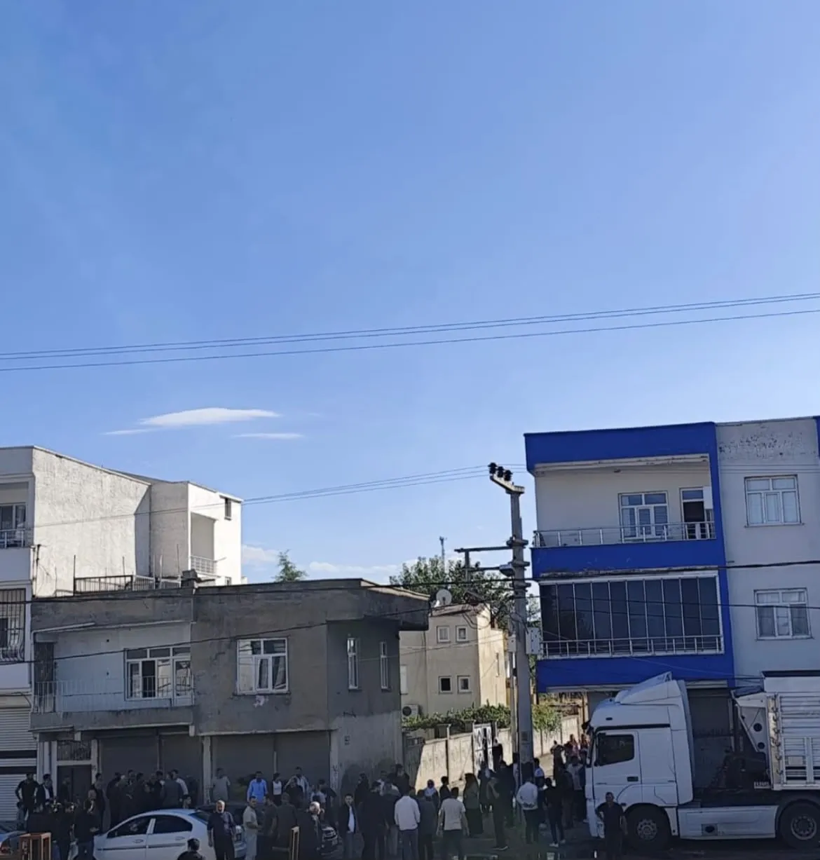 Bismil'de çatıdaki tamirat faciası: Yüksek gerilim hattı can aldı
