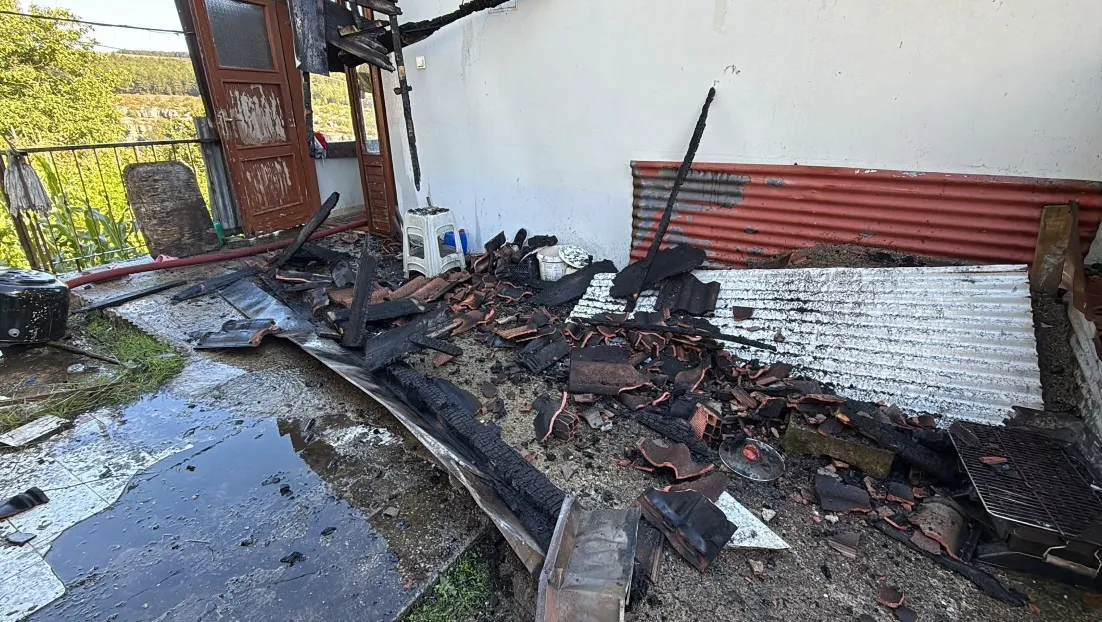 Safranbolu'da korkutan çatı yangını: Ekipler zamanla yarıştı