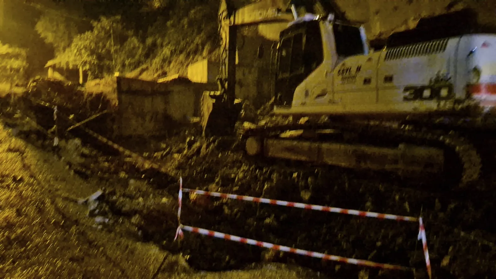 Zonguldak'ta sağanak felaketi: Boş bina büyük bir gürültüyle yerle bir oldu