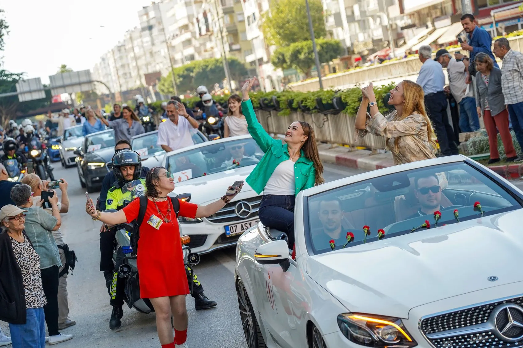 Antalya sokaklarında yıldızlar geçidi: 63. Altın Portakal coşkusu Daima sloganıyla başladı