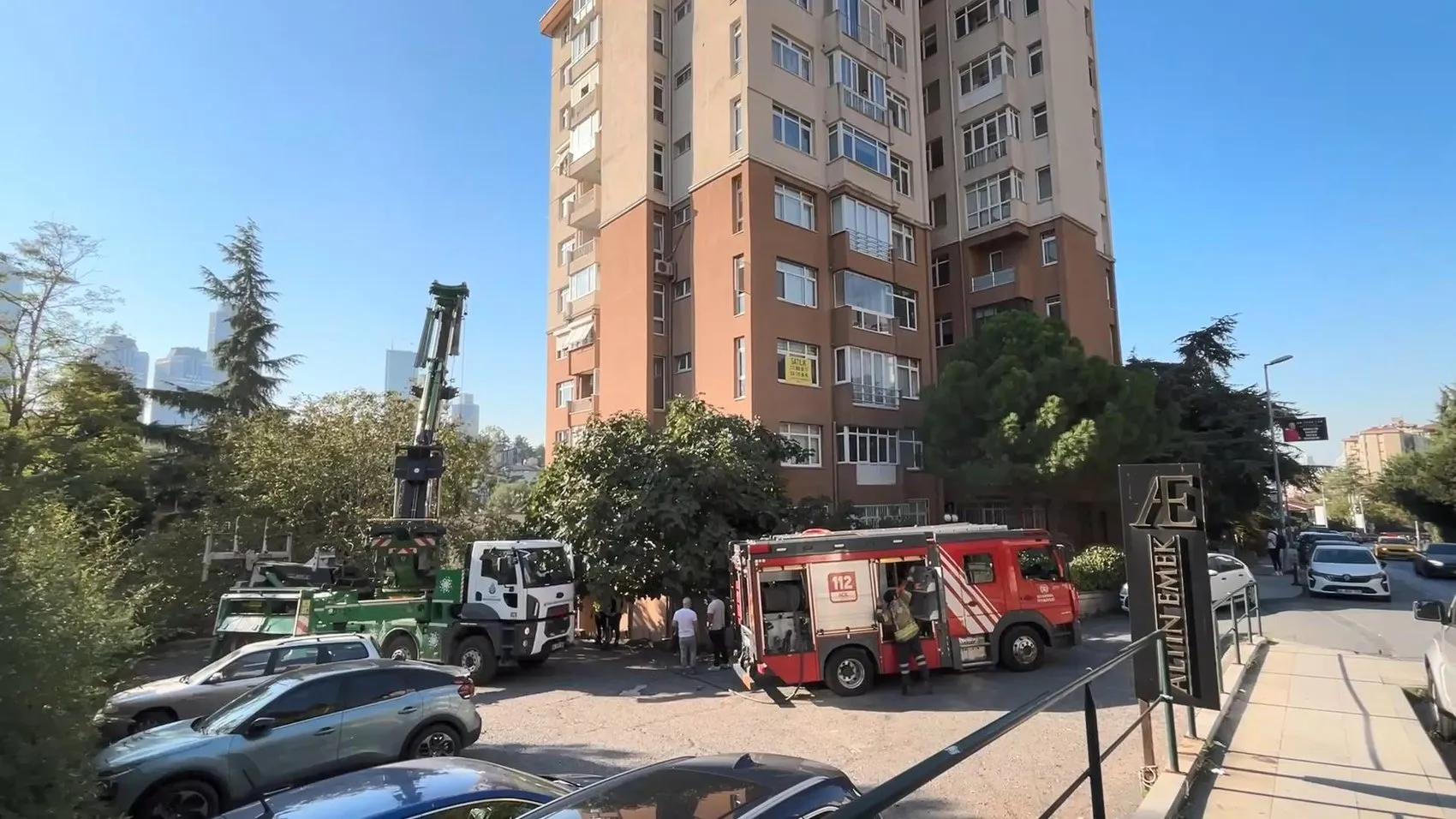 Levent'te korku dolu anlar: 79 yaşındaki sürücü park etmeye çalışırken bahçeye uçtu