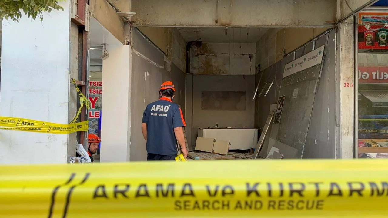 Adıyaman'da korkutan ihbar: Ağır hasarlı binadan gelen sesler ekipleri alarma geçirdi