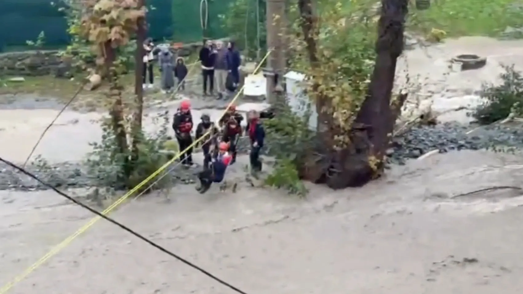Sapanca'da dere taştı, köprü yıkıldı: 8 kişi ölümle burun buruna geldi