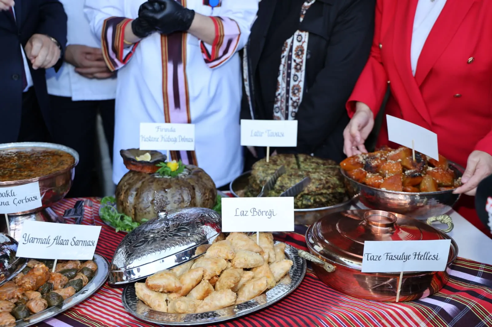 Trabzon'da devasa rekor: 1,5 tonluk kuymak vinçle gökyüzüne uzatıldı