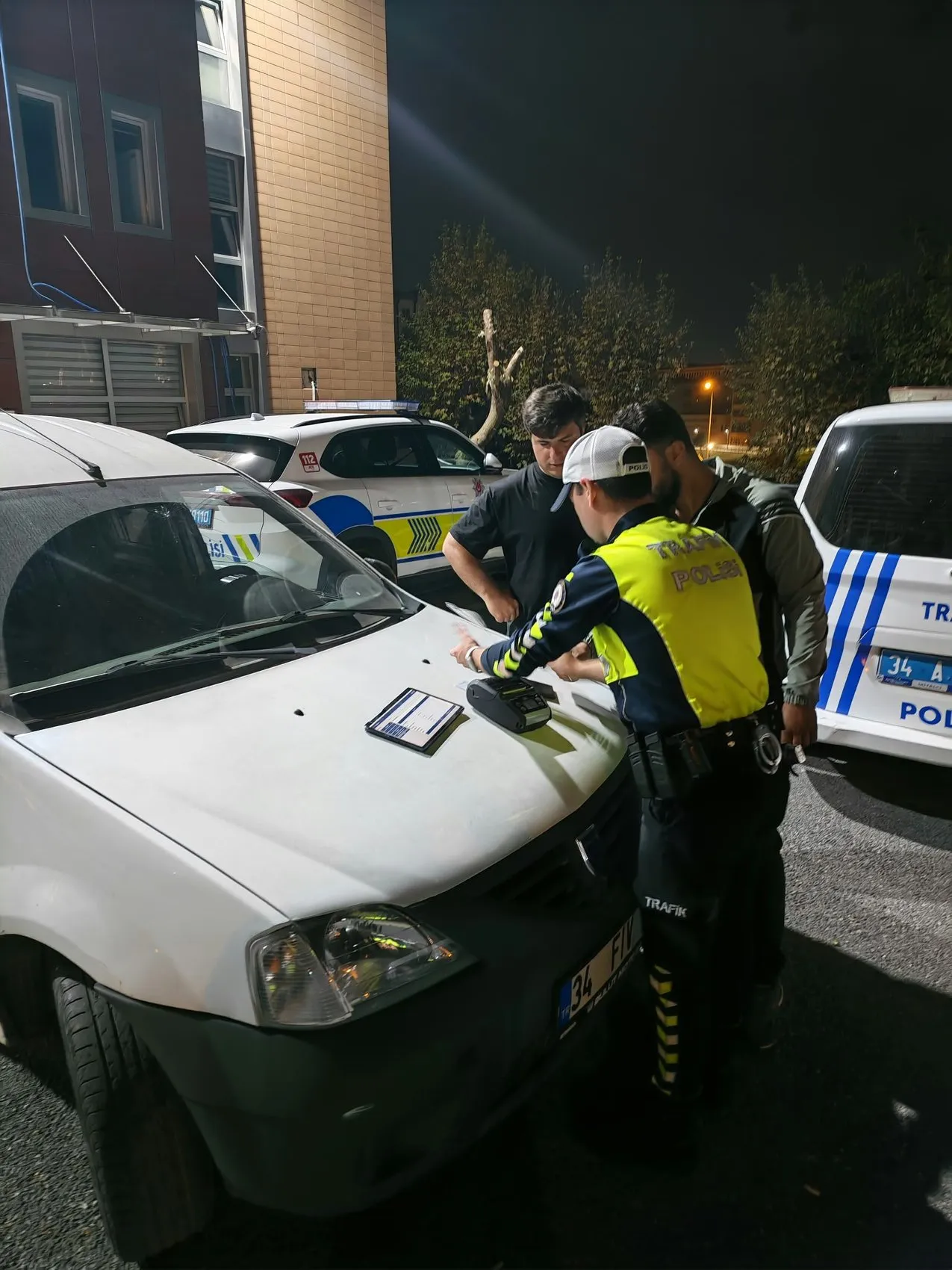 İstanbul trafiğinde akılalmaz anlar: Otomobilin kapısından sarkarak yolculuk yaptı