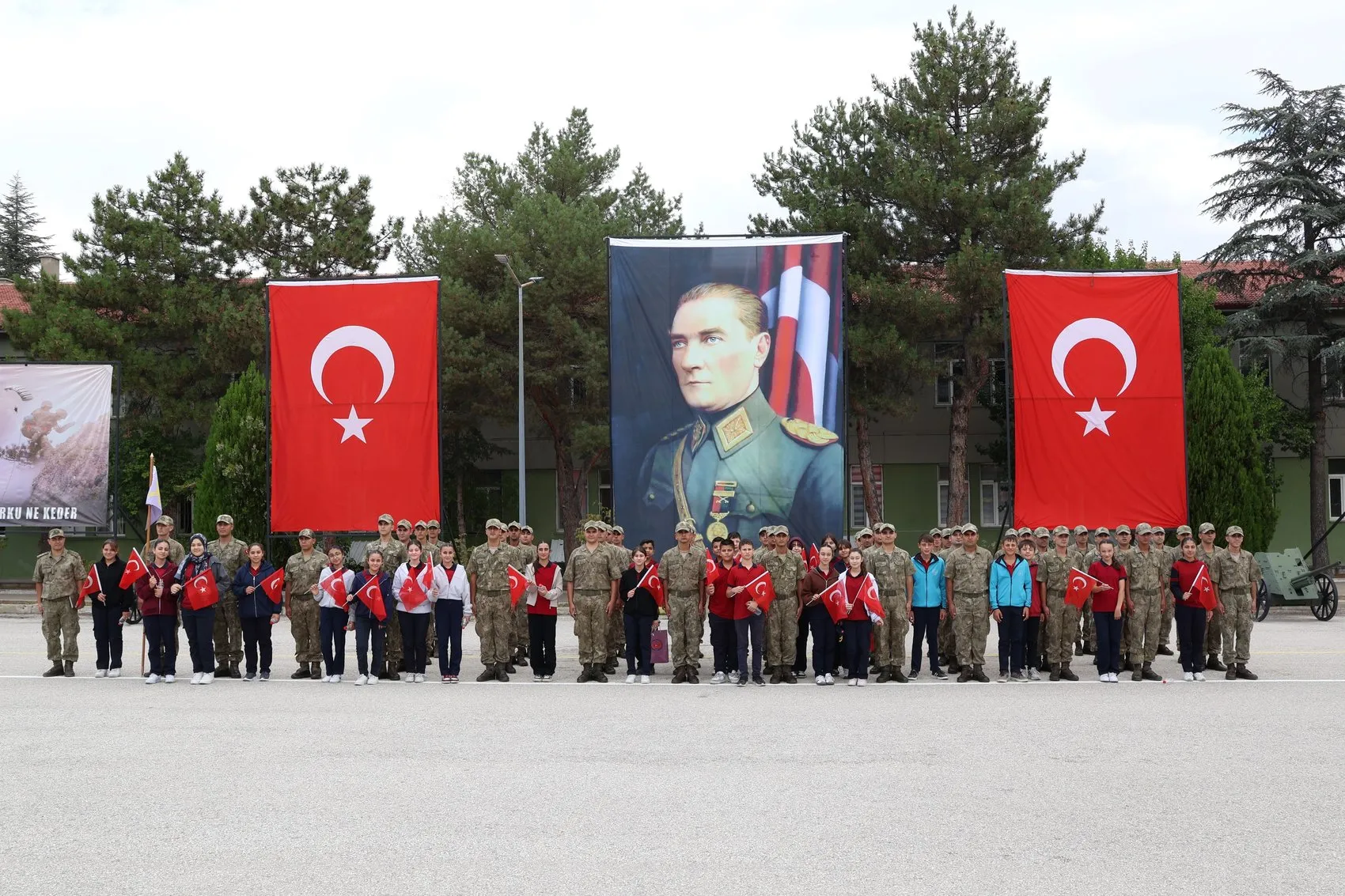 Kışla kapıları öğrencilere açıldı: Mehmetçik ile omuz omuza bir gün