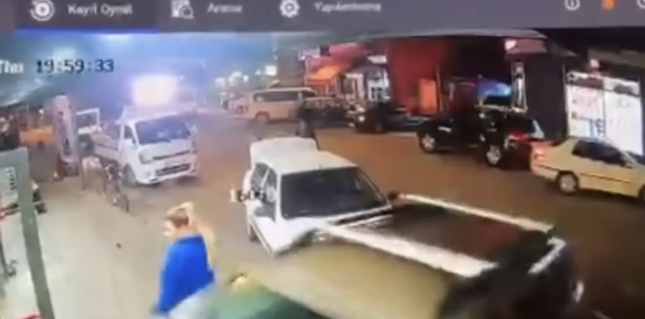 Park etmeye çalışırken marketin içine daldı: O anlar saniye saniye kaydedildi