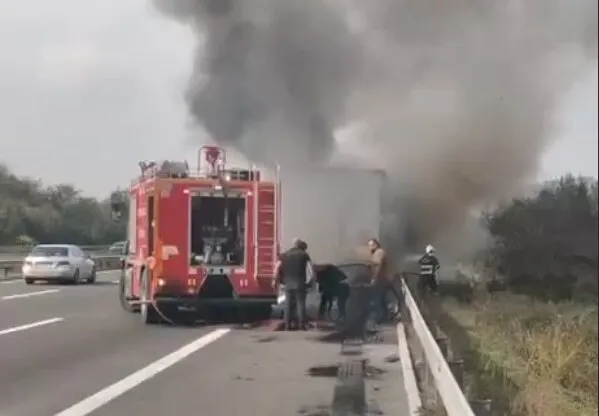 Anadolu Otoyolu'nda korku dolu anlar: Seyir halindeki TIR alevlere teslim oldu