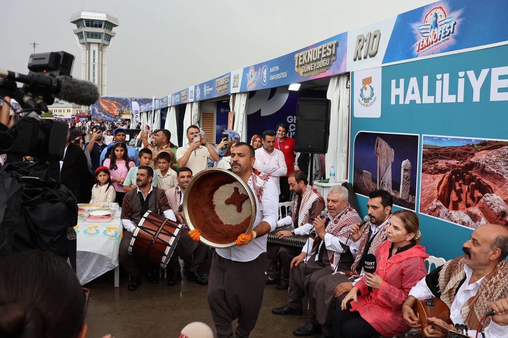 Şanlıurfa'da teknoloji ve gelenek buluştu: Robot davul zurna eşliğinde göbek attı