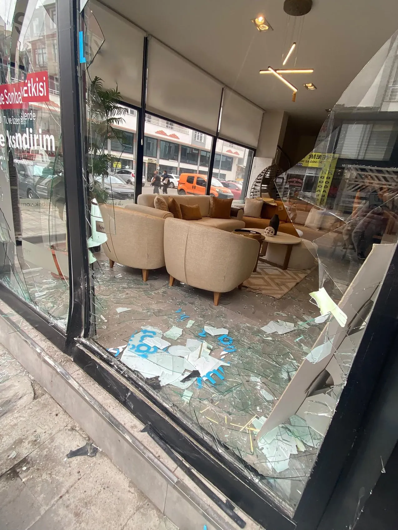 Kars'ta sabah trafiğinde korkutan kaza: Mobilya mağazasına daldı