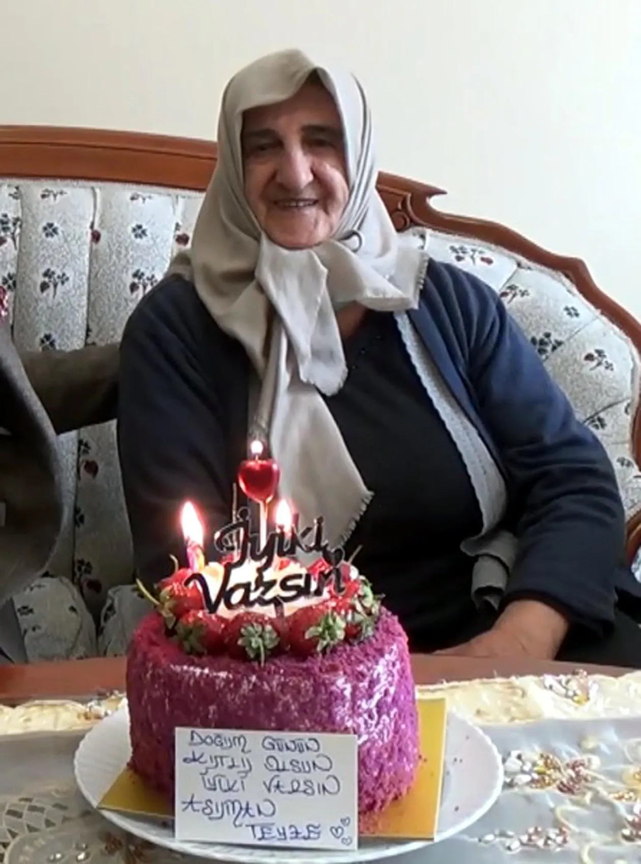 Seksen beş yıllık hasret bitti: Asuman teyzenin hiç kutlanmayan doğum günü Erzurum'da unutulmadı