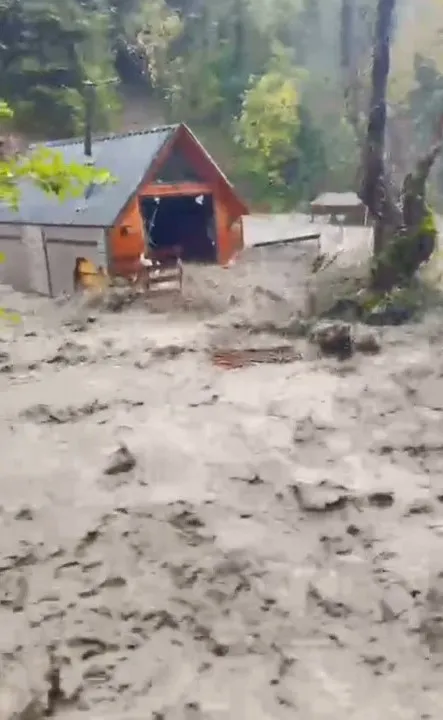 Sapanca'da kabus dolu anlar: Dere yatağındaki bungalov sel sularına teslim oldu