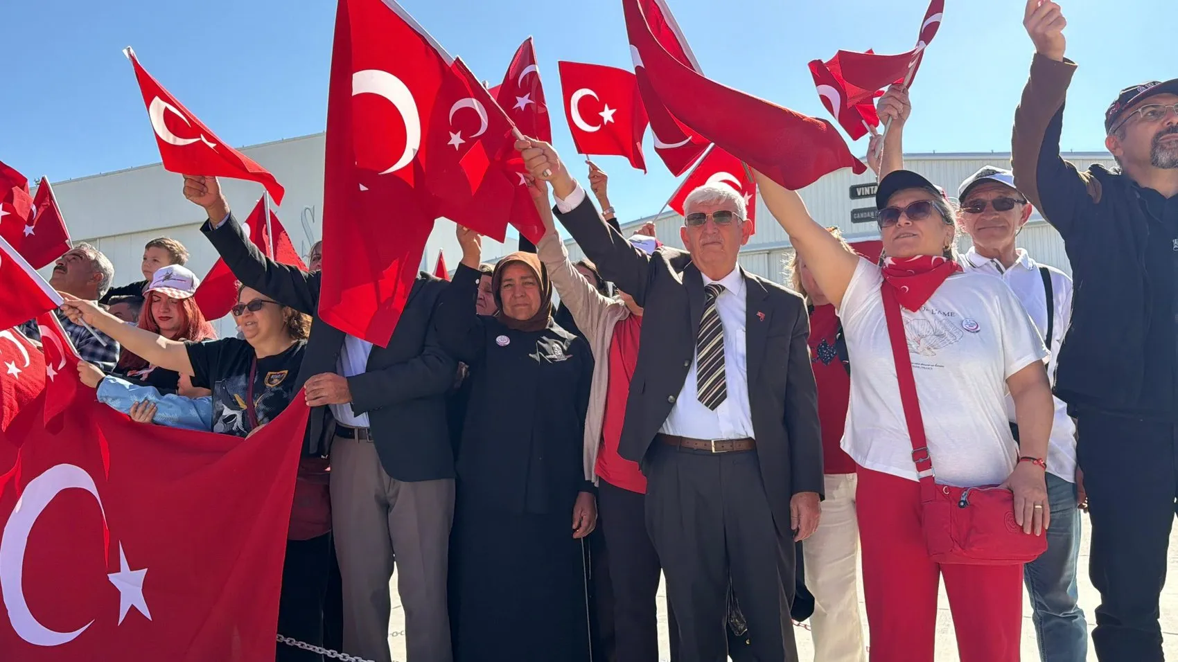 Gökyüzünde Cumhuriyet imzası: Yüzlerce kişi birleşti, akrobasi uçağı yıldızı tamamladı