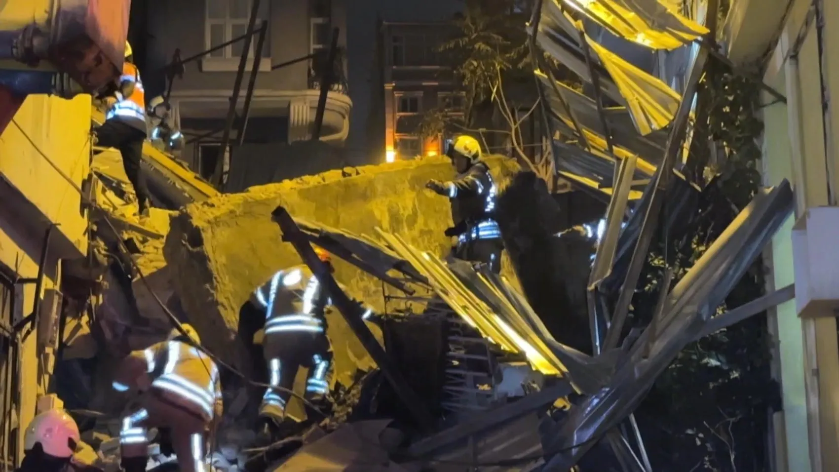 Beyoğlu'nda gece yarısı dehşeti: Beş katlı yapı bir anda yerle bir oldu
