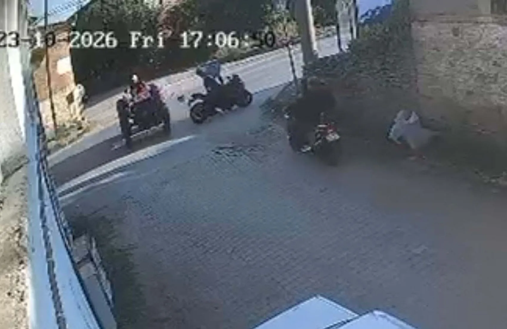 Ödemiş'te dehşet anları: Traktöre çarpıp durağa savruldu