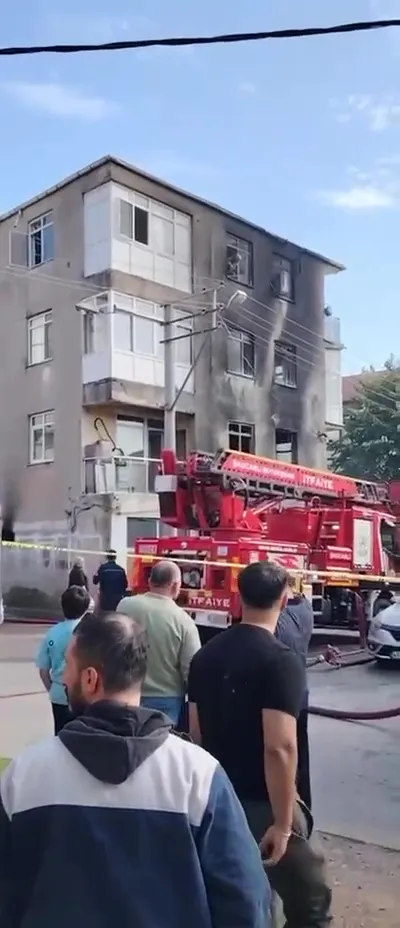 Körfez'de korku dolu anlar: Hurdacıdaki alevler 4 katlı binayı yuttu