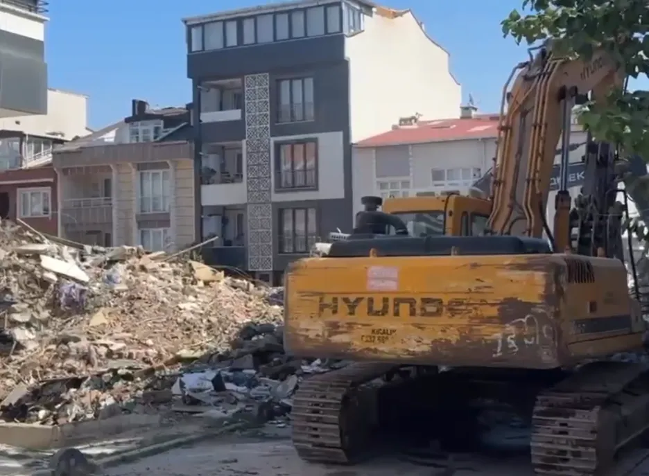Küçükçekmece'de kentsel dönüşüm faciası: 7 katlı bina bir anda yerle bir oldu