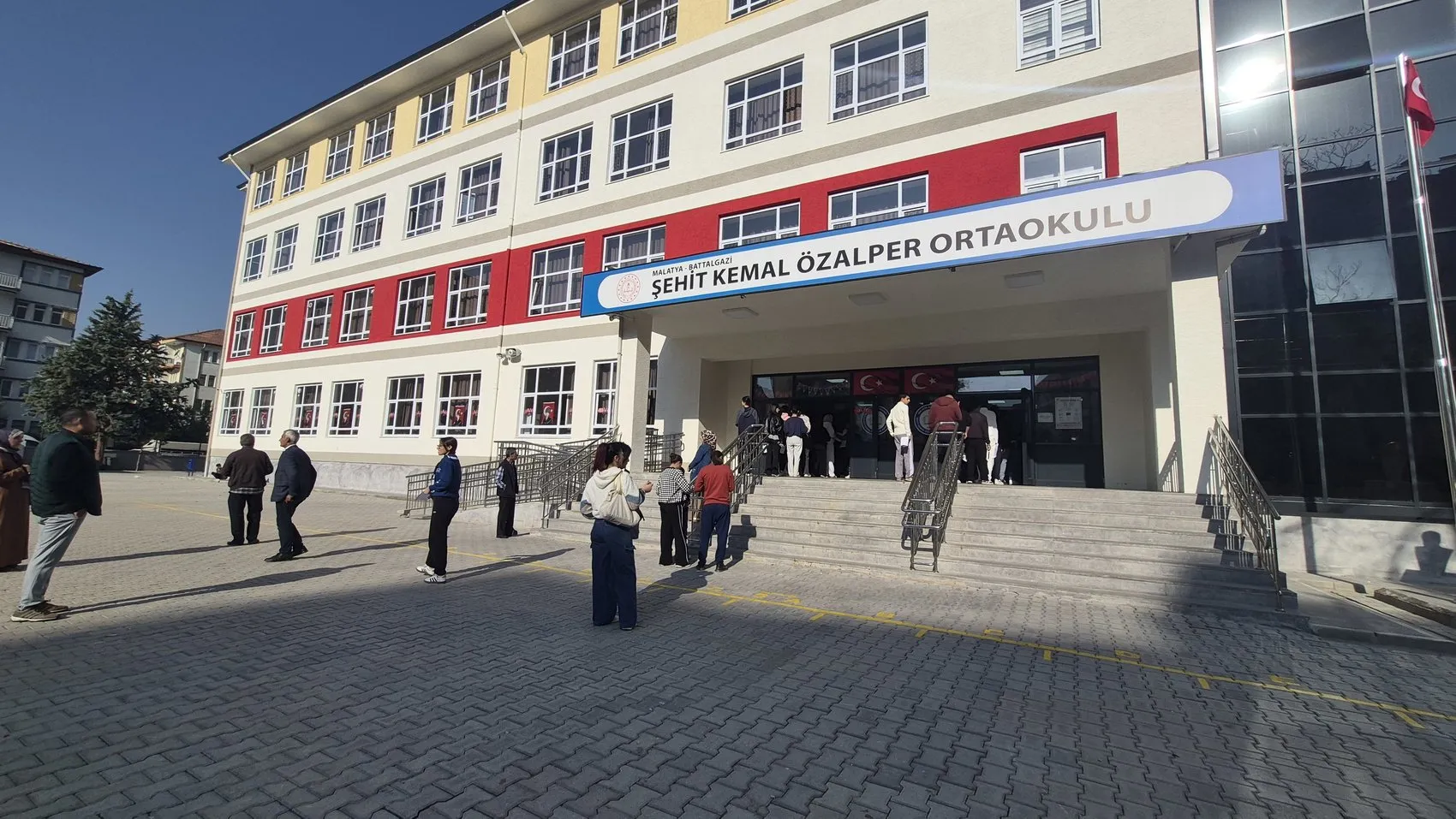 Malatya'da Sınav Heyecanı: Anne ve Kızı Aynı Okulda Ter Döktü