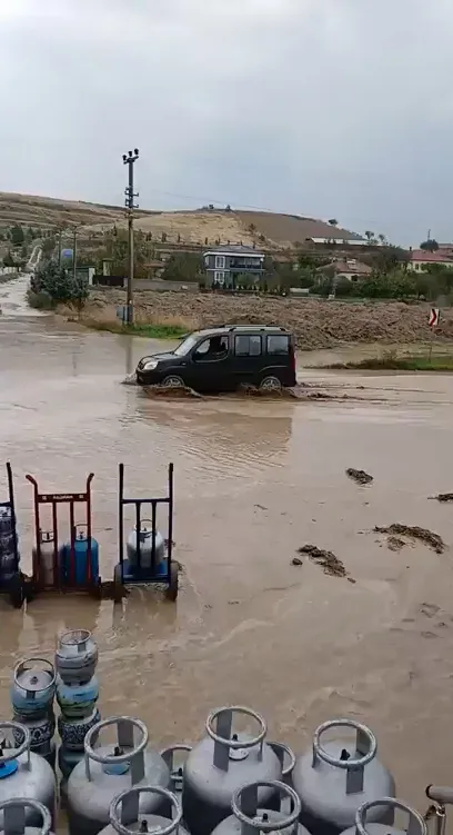 Bağlıkaya'da aniden bastıran sağanak hayatı felç etti: Dereler taştı, evleri su bastı