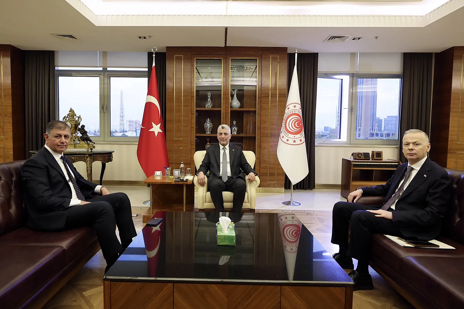İzmir'in Ticari Geleceği İçin Ankara'da Kritik Temas: Yeni Dönemde Güç Birliği