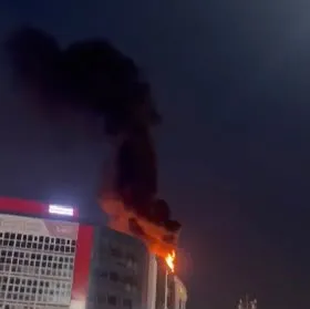 Cumhuriyet Meydanı'nda korku dolu anlar: İş hanının çatısı alevlere teslim oldu