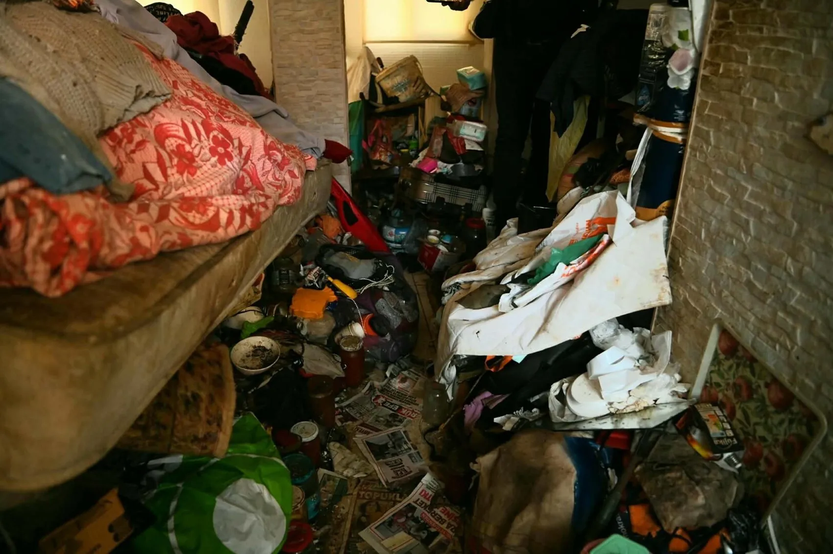 Kuşadası’nda bir mahalle kabusu sona erdi: 3 katlı evden çıkanlar şoke etti