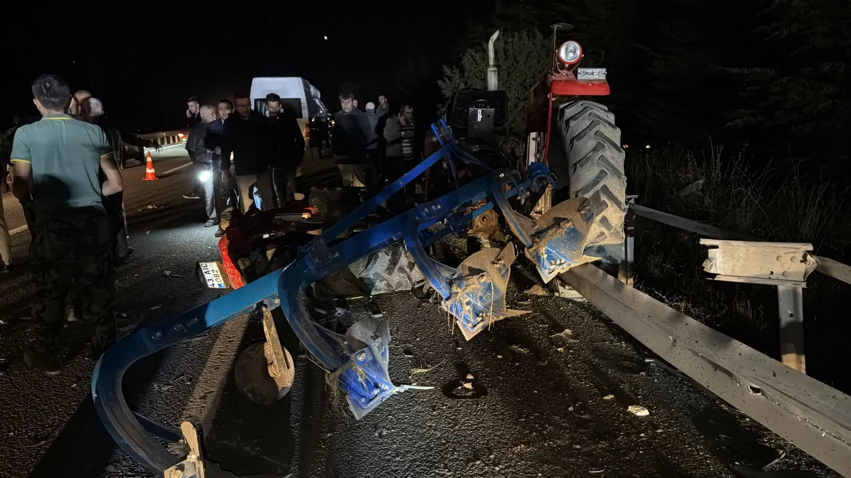 Tavşanlı yolunda can pazarı: Dört aracın karıştığı zincirleme kazada yedi kişi yaralandı