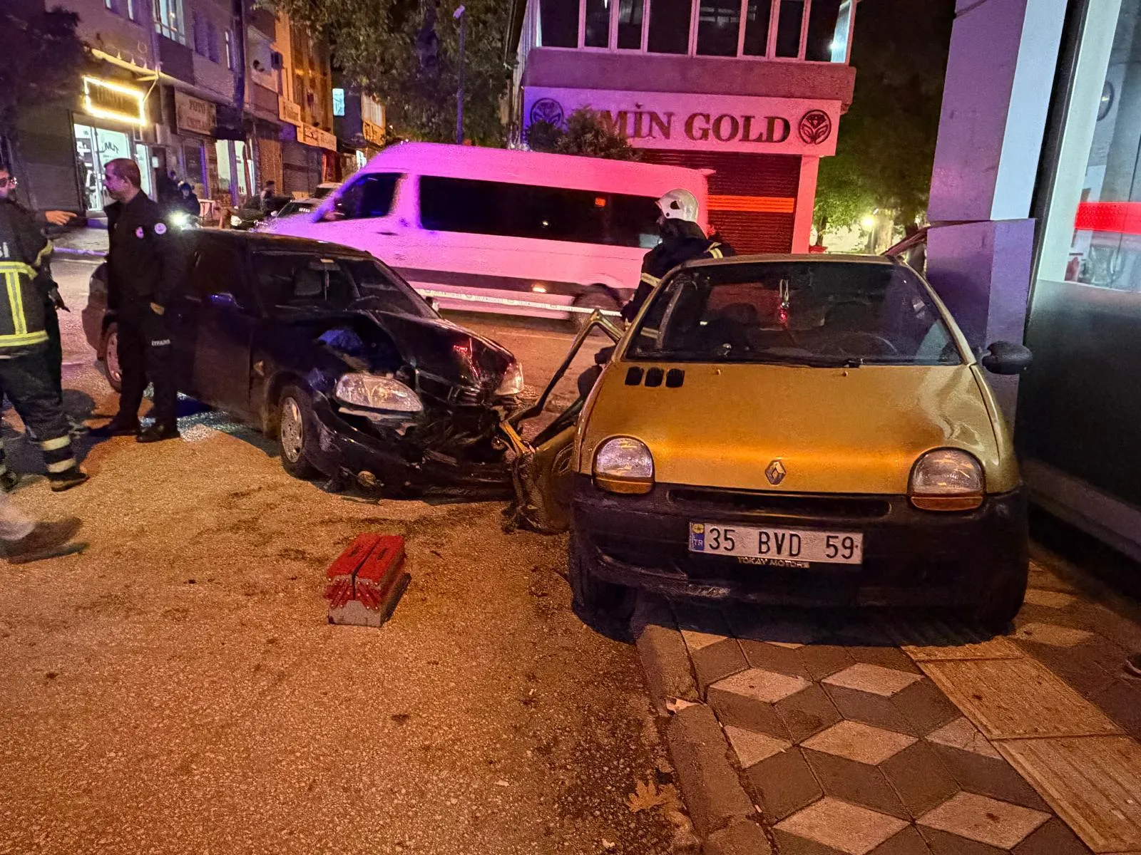 Kahta'da korkutan kaza: Çarpışmanın şiddetiyle dükkanın içine girdiler