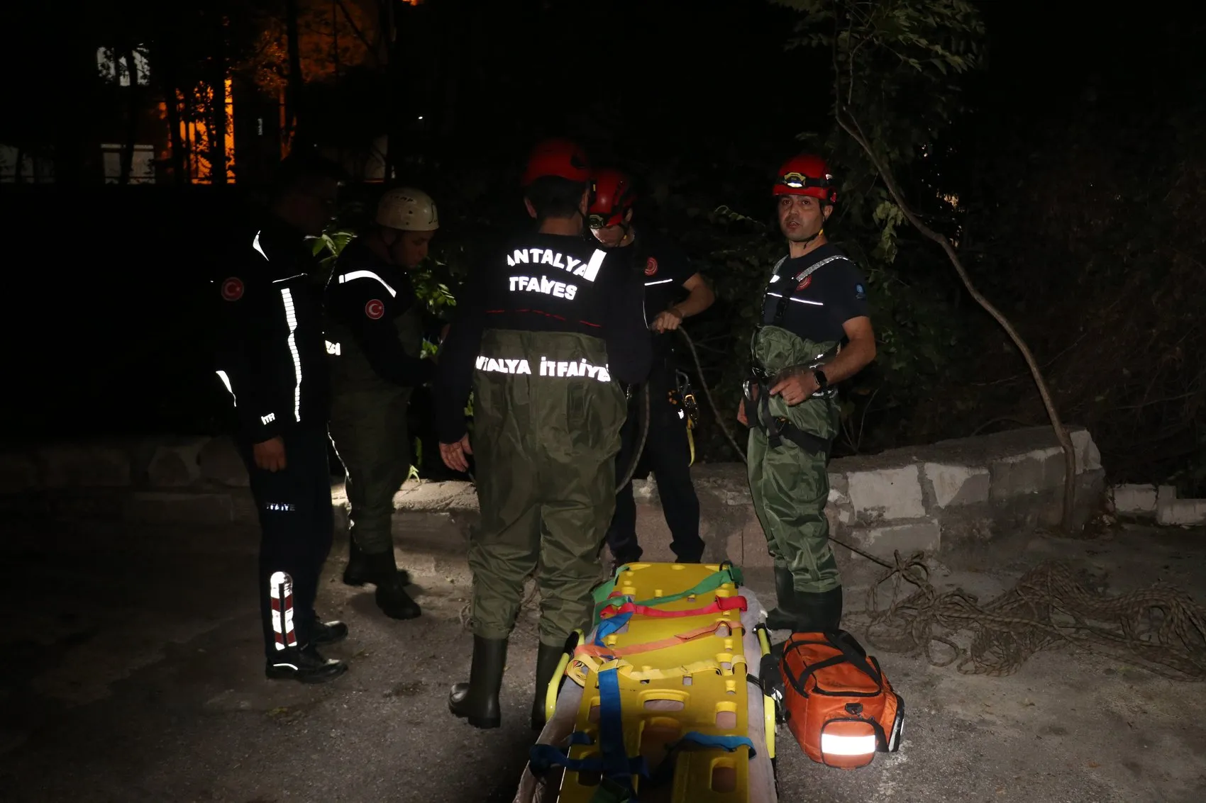 Antalya'da korku dolu anlar: Köprüden düşen şahıs için iki saatlik nefes kesen operasyon