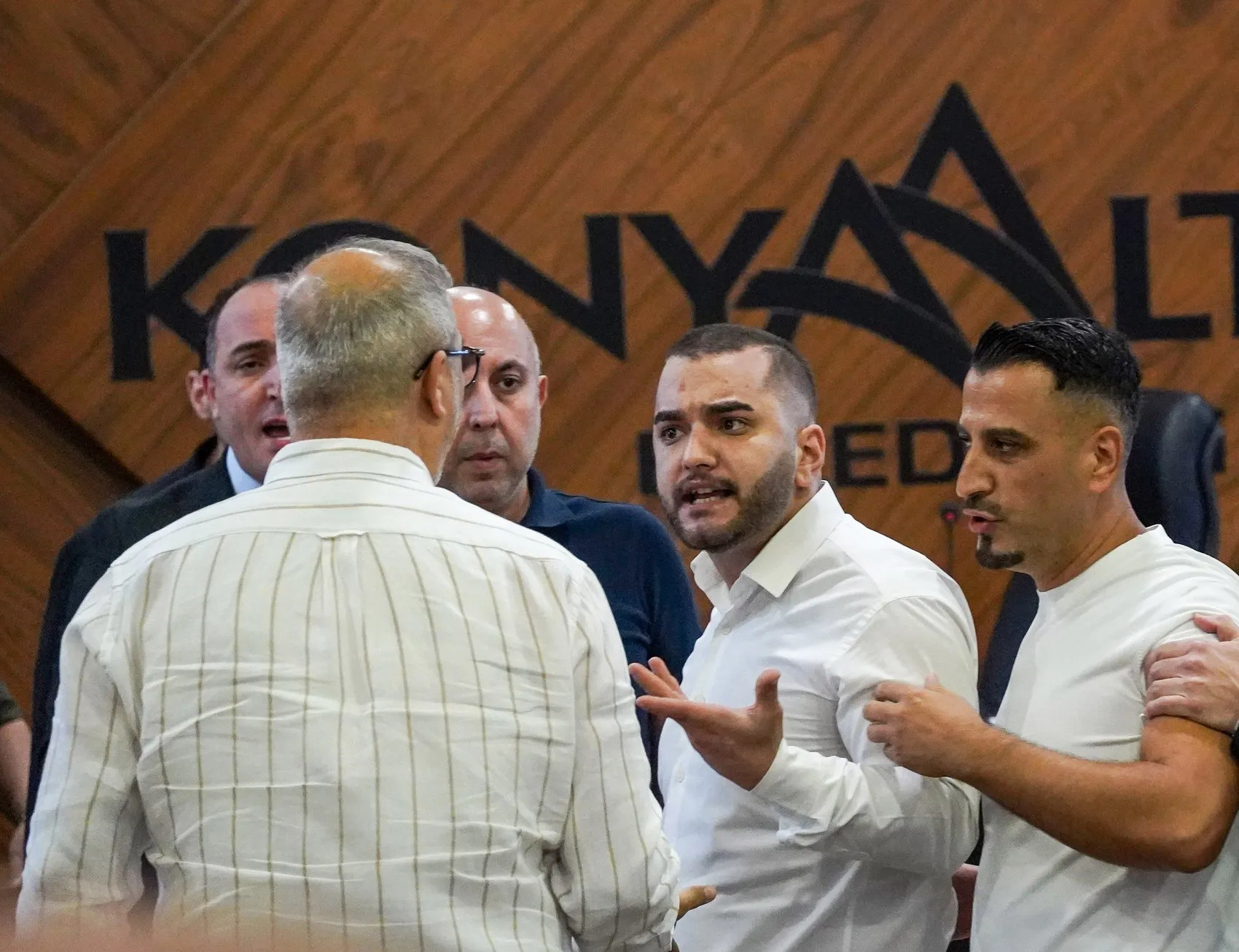 Konyaaltı'nda İpler Koptu: Belediye Meclisi'nde İstifa Sonrası Arbede
