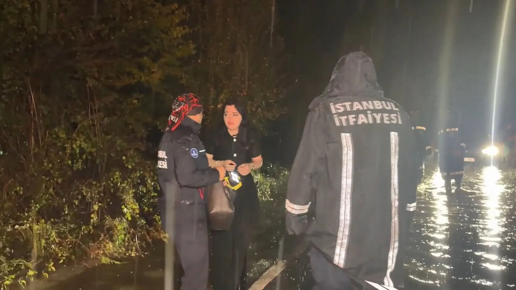 Şile'de aniden bastıran sağanak kabusa dönüştü: Otomobilde mahsur kalanlar için seferberlik