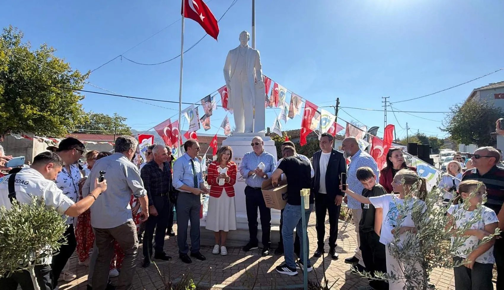 Geçmişin izinde ortak sofra: Mübadil torunları Tekirdağ'da hasat bereketini paylaştı