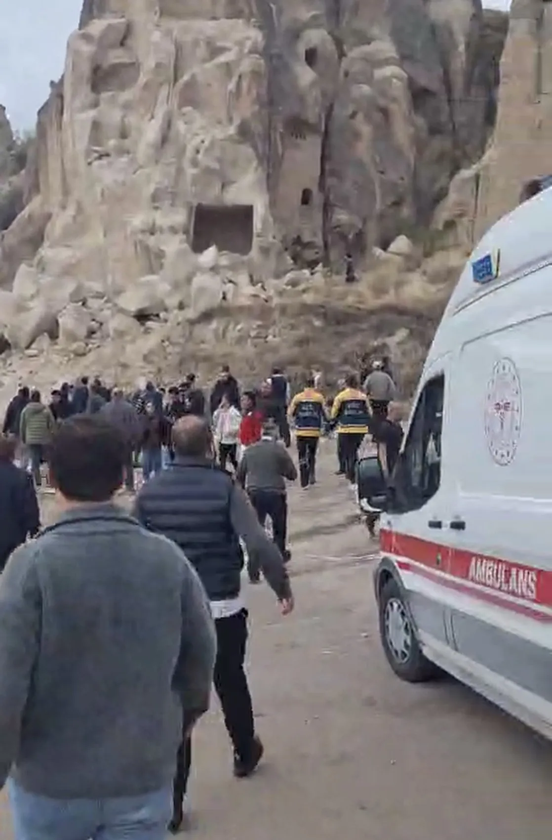 Kapadokya'da turistik gezi faciayla bitti: Peribacasından kopan kayalar can aldı
