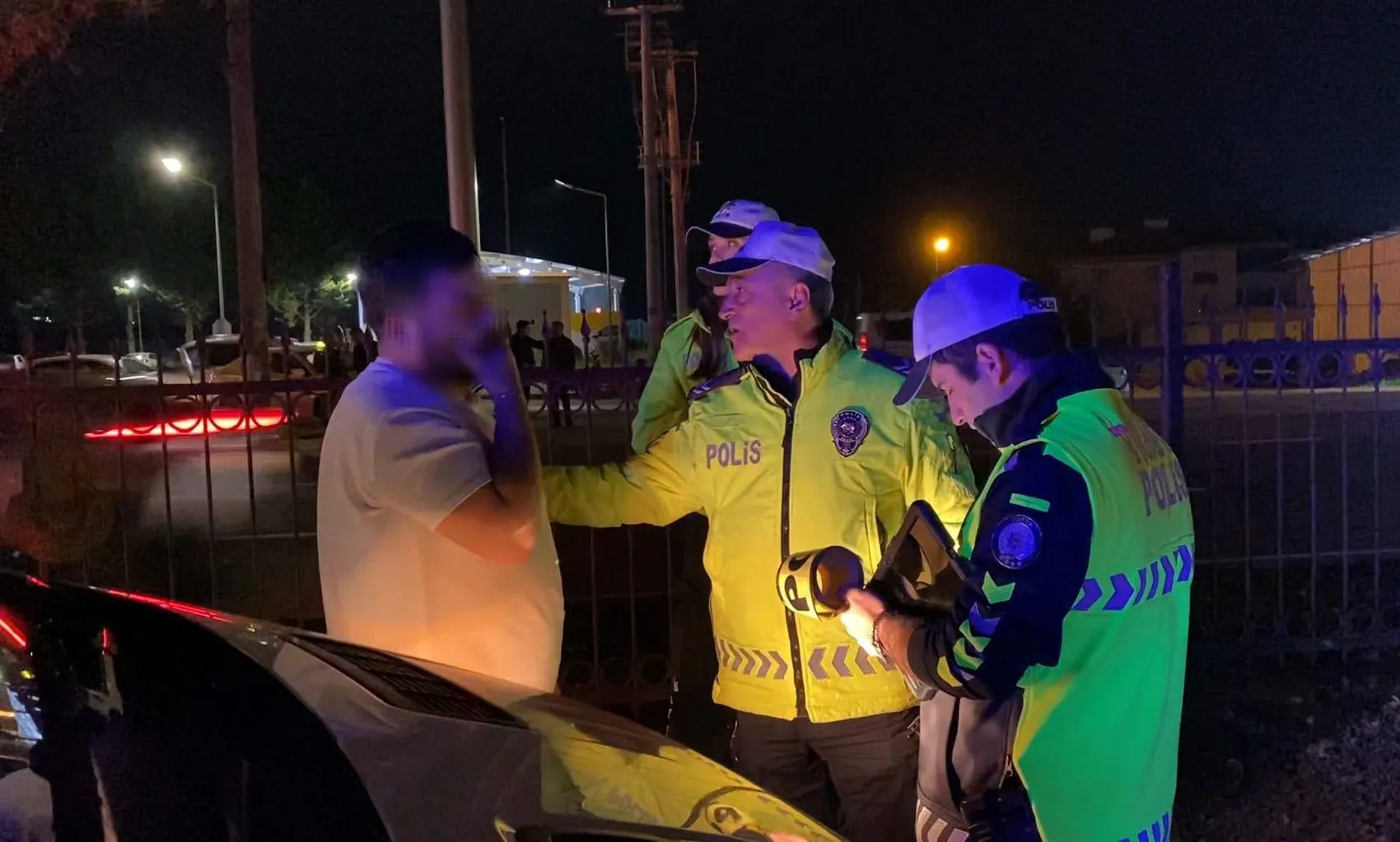 İnegöl'de bariyerleri aşmaya çalışırken canından oldu
