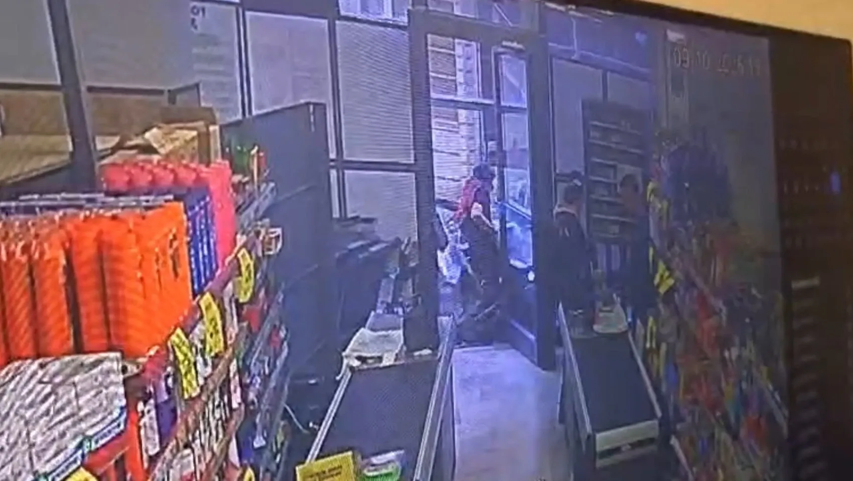 Market çıkışında dehşet anları: Kontrolden çıkan araç yayayı biçti