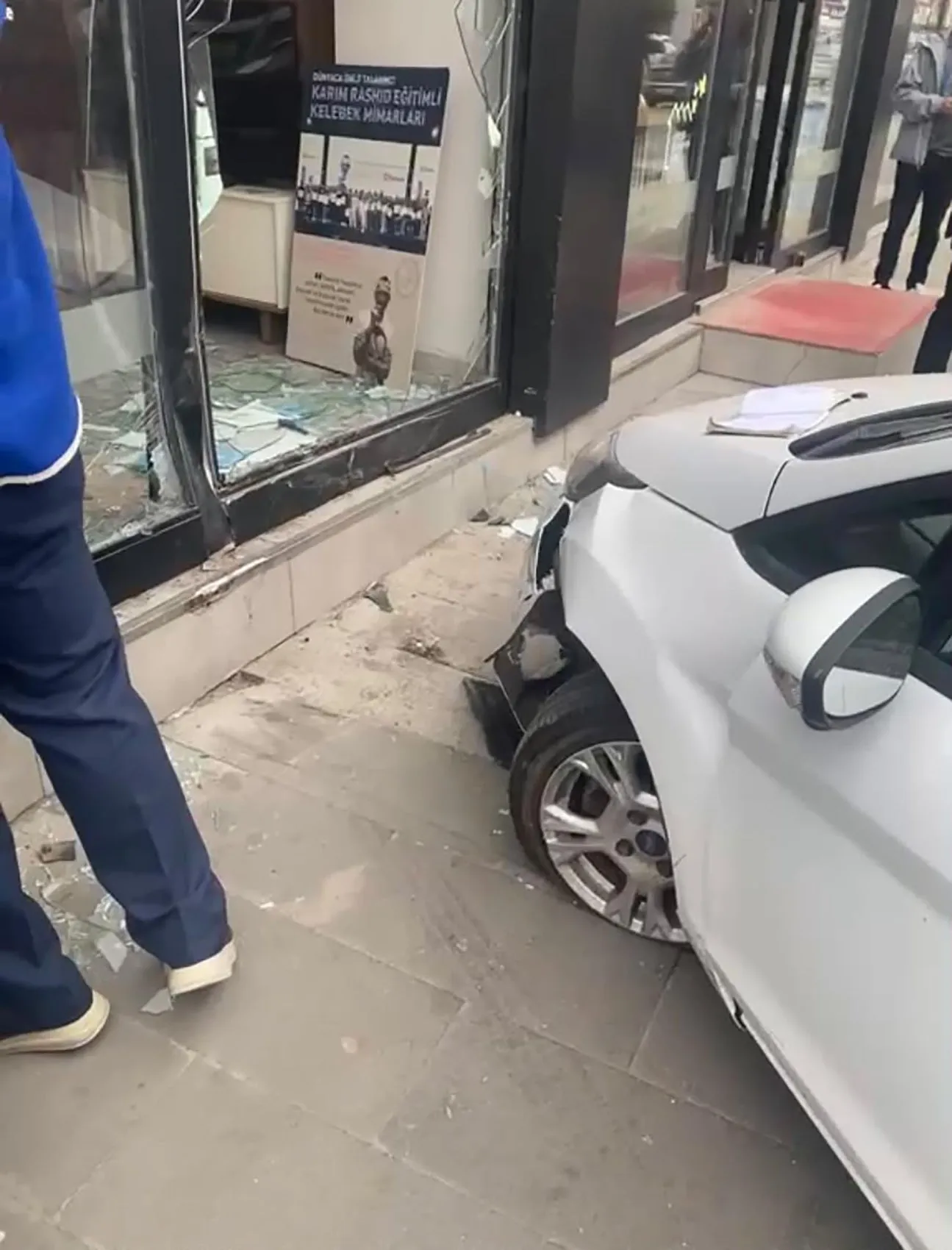 Kars'ta sabah trafiğinde korkutan kaza: Mobilya mağazasına daldı