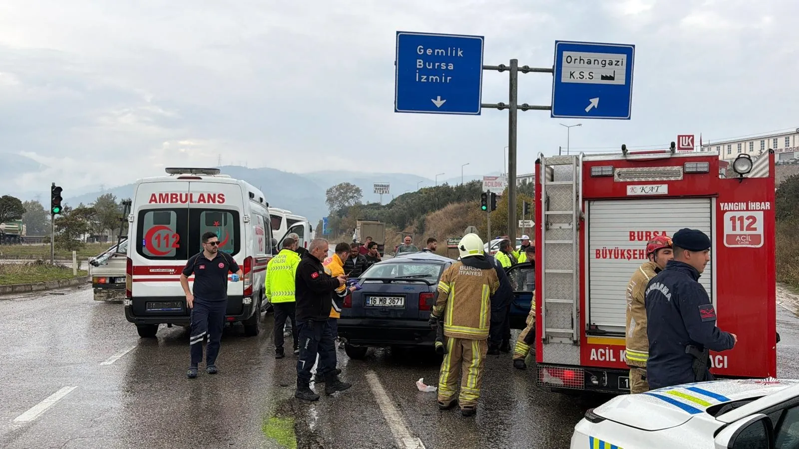 Orhangazi'de korkunç çarpışma: Hafriyat kamyonu ile otomobil hurdaya döndü
