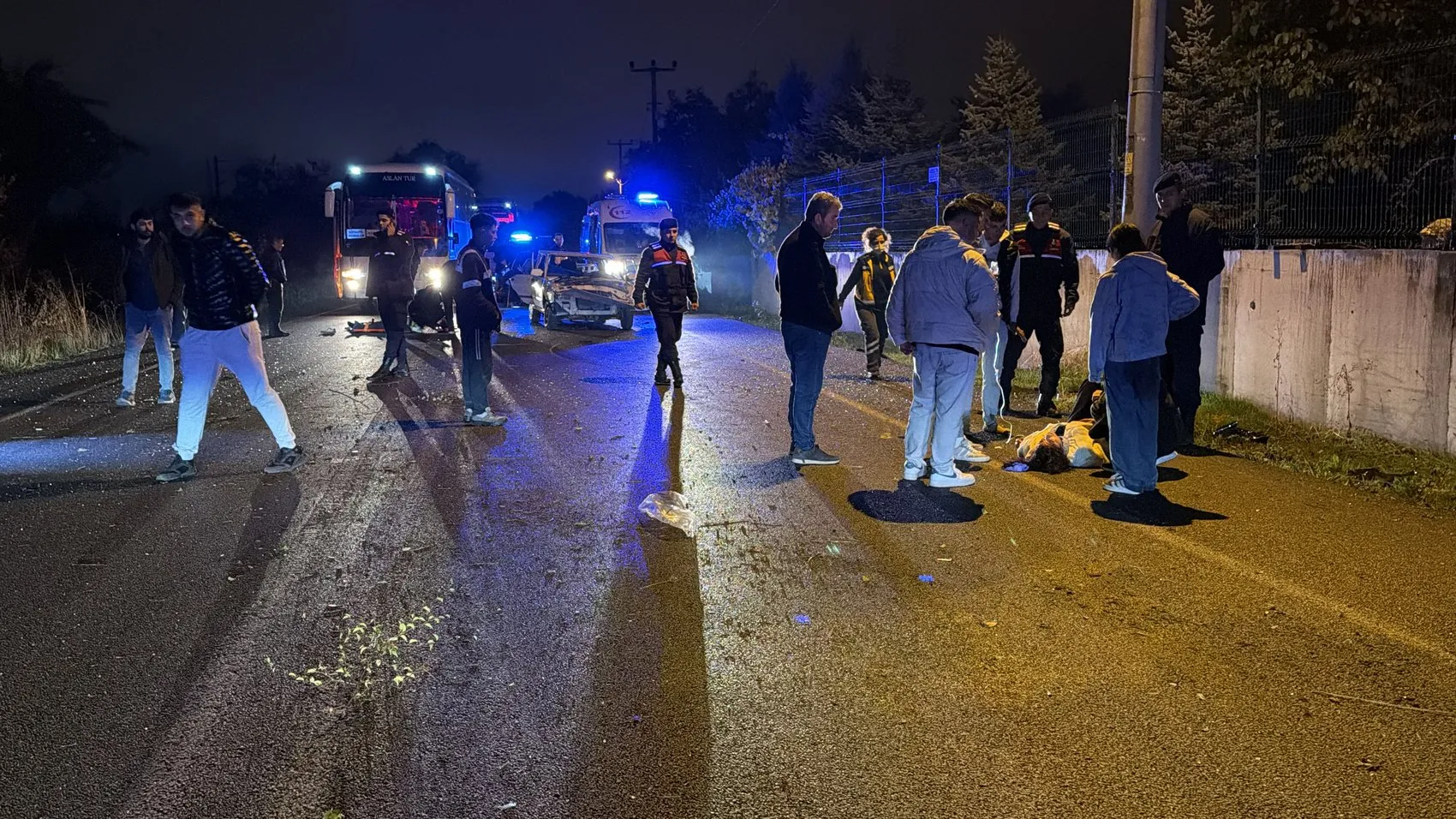 Kütahya'da gece yarısı dehşeti: Takla atan otomobilde dört kişi yaralandı