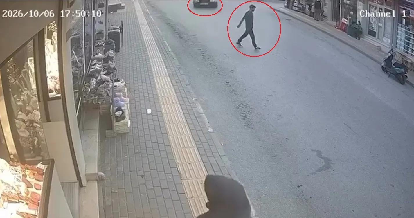 Saniyelerle gelen mucize: Otomobilin altında kalmamak için aynaya tutundu