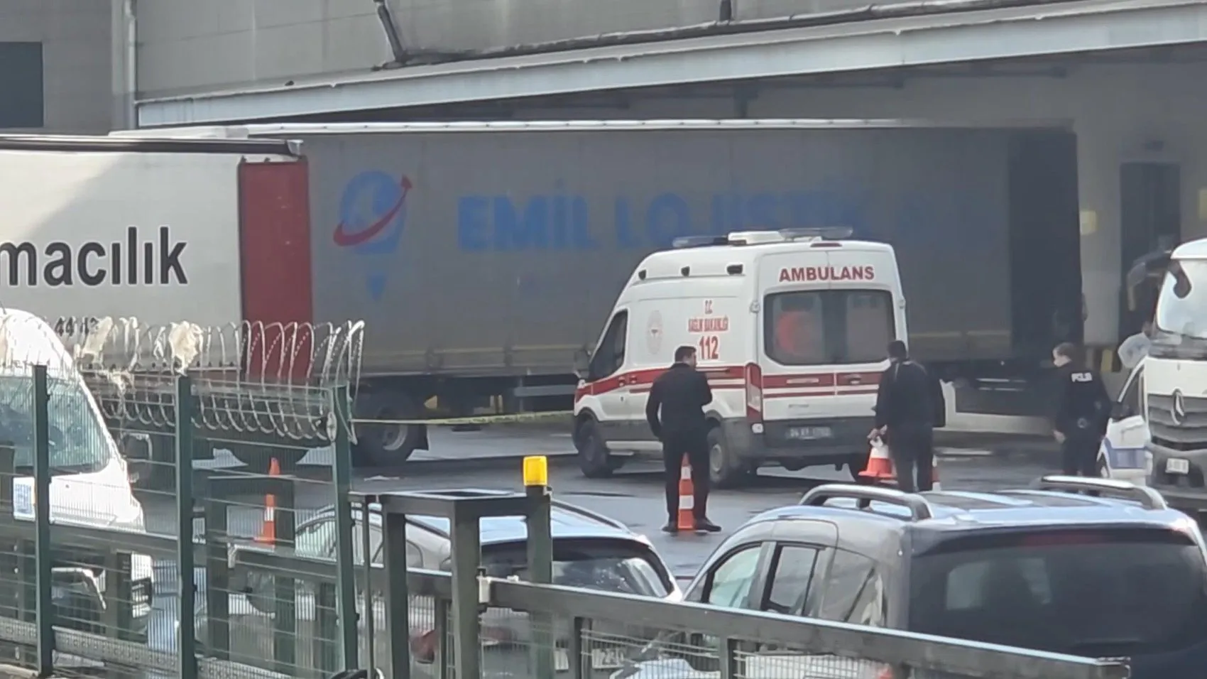 Esenyurt'taki depo faciası: Aynasını düzeltmek için indiği aracının yanında can verdi