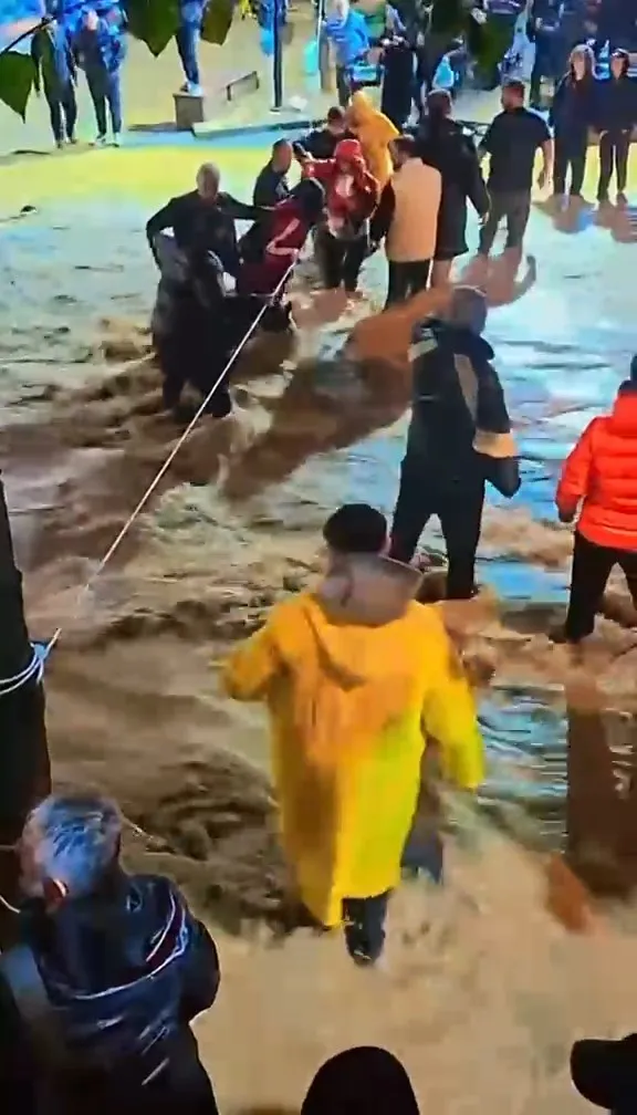 Sarıyer'de sağanak kabusu: Vatandaşlar karşıya geçmek için halata sarıldı