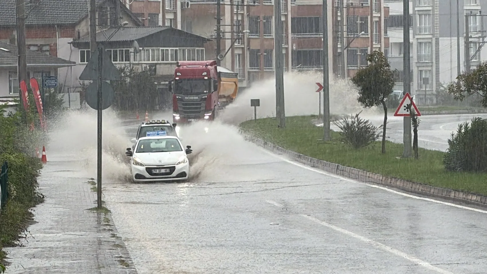 Bartın'da gökyüzü boşaldı: Amasra'da dev dalgalar kıyıları dövdü